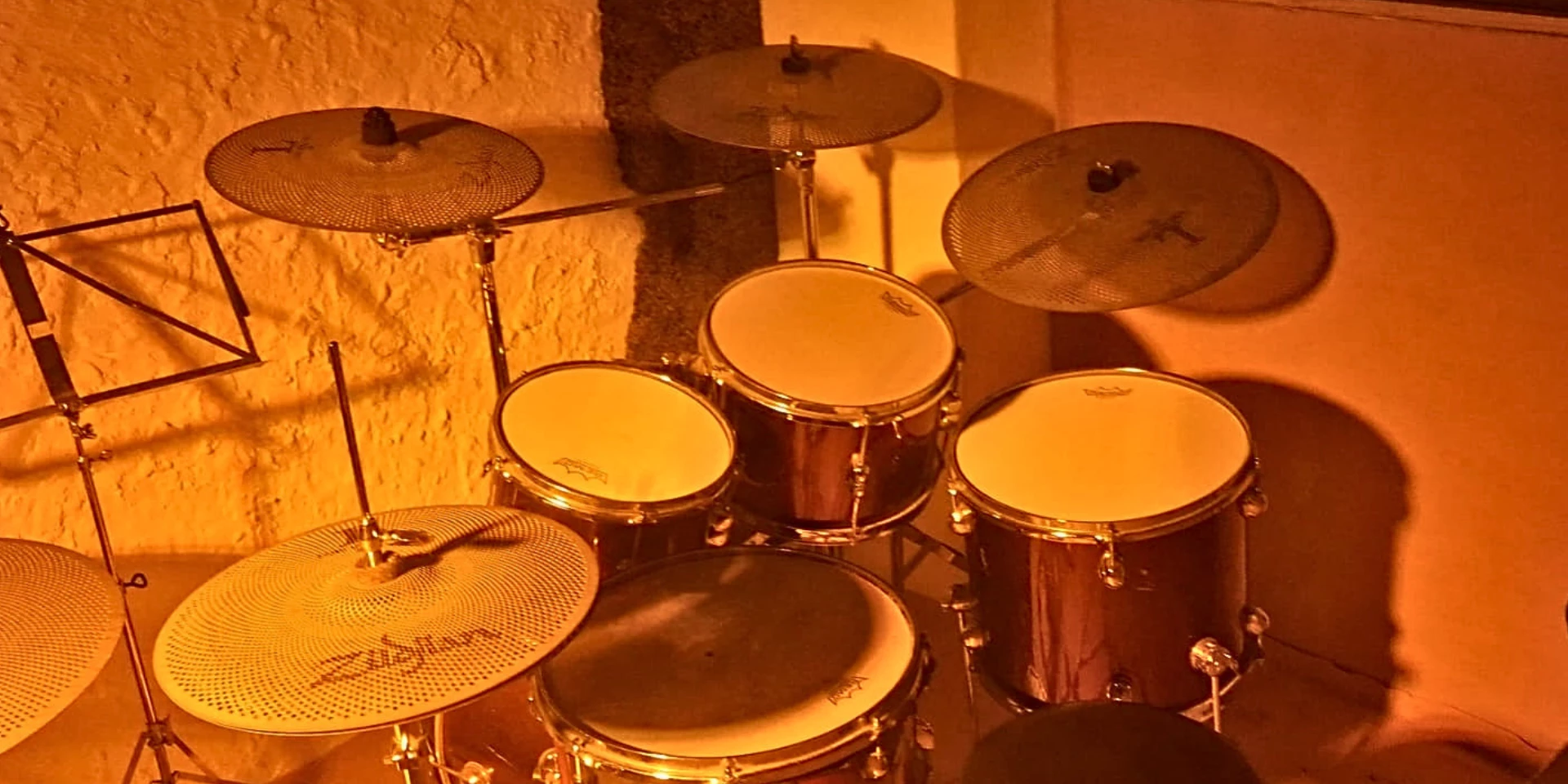 Percussão e acessórios da Sala Laranja da LXPRO