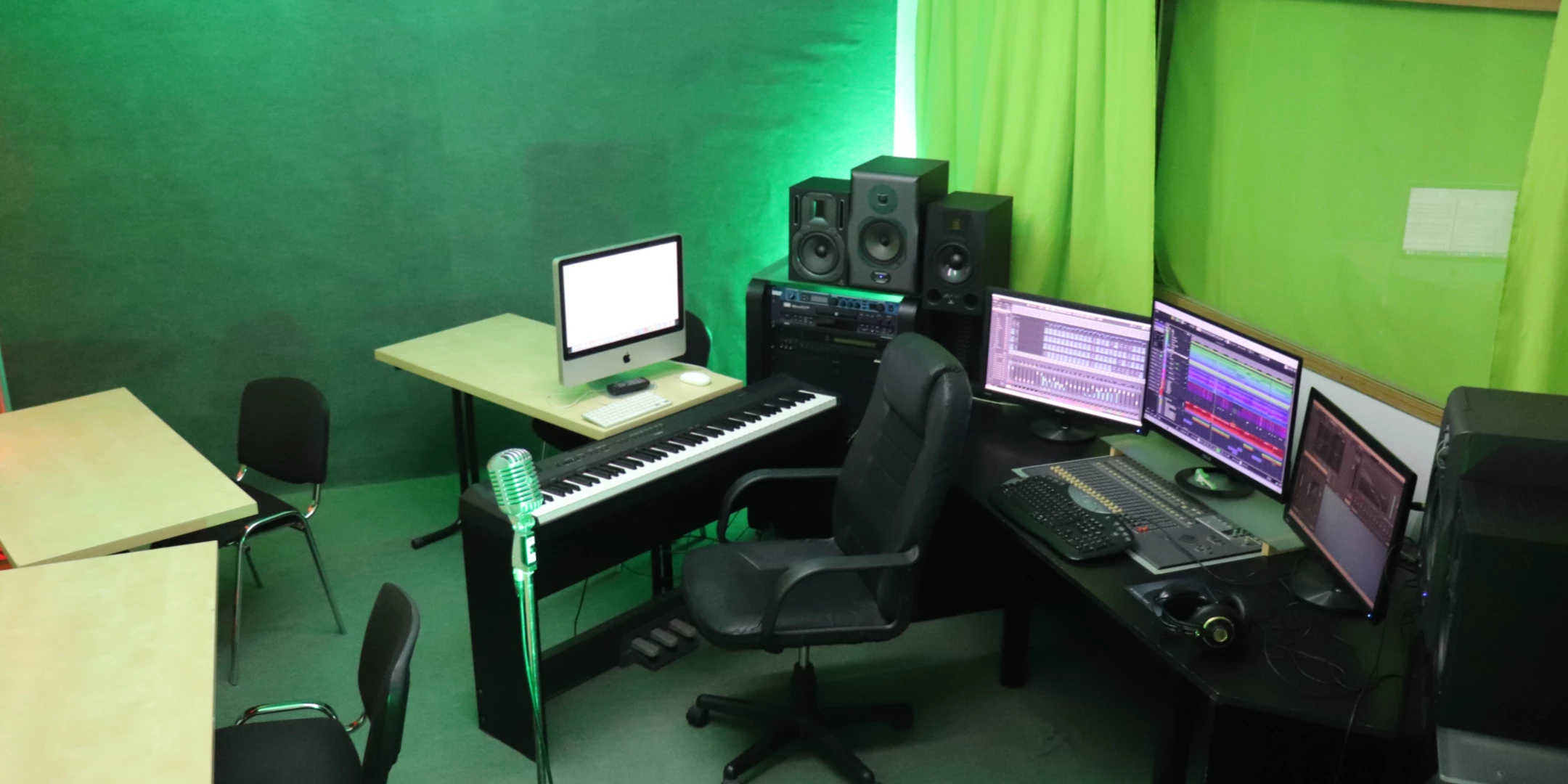Teclado e instrumentos da Sala Verde da LXPRO