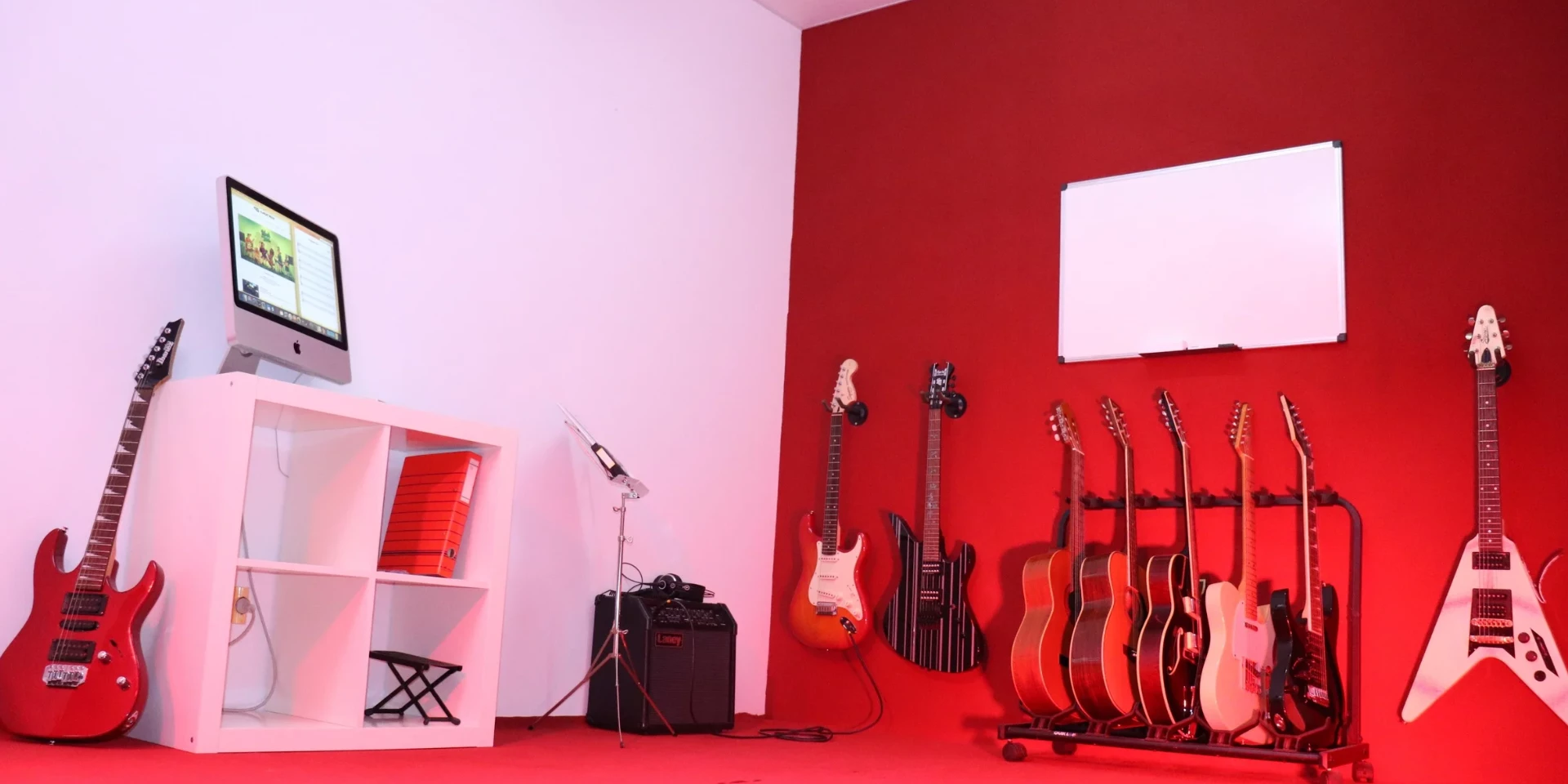 Guitarras e violas da Sala Vermelha da LXPRO