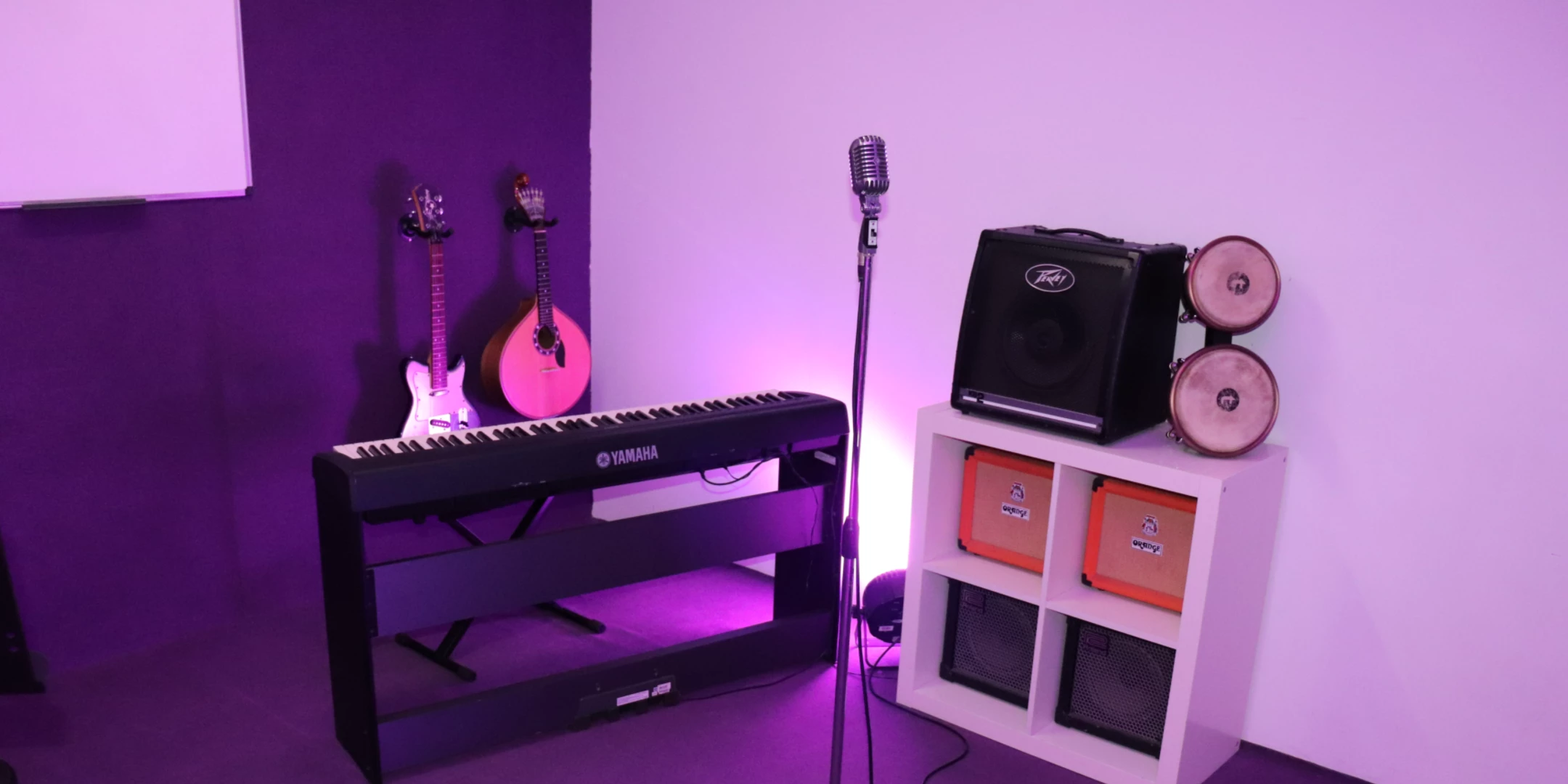Baixo e instrumentos da Sala Violeta da LXPRO