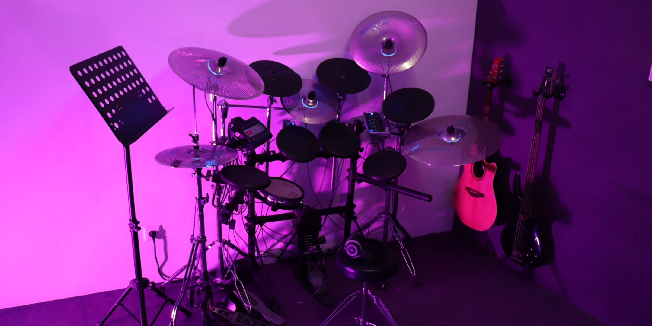 Sala Violeta da LXPRO, espaço de formação dedicado a baixo, violino e violoncelo